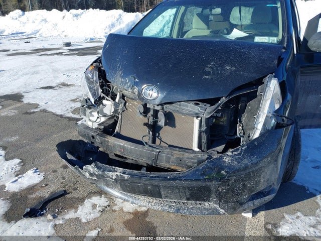 44293752 :رقم المزاد ، 5TDKZ3DC3HS796725 vin ، 2017 Toyota Sienna Le 8 Passenger مزاد بيع