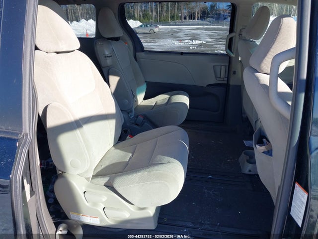 44293752 :رقم المزاد ، 5TDKZ3DC3HS796725 vin ، 2017 Toyota Sienna Le 8 Passenger مزاد بيع