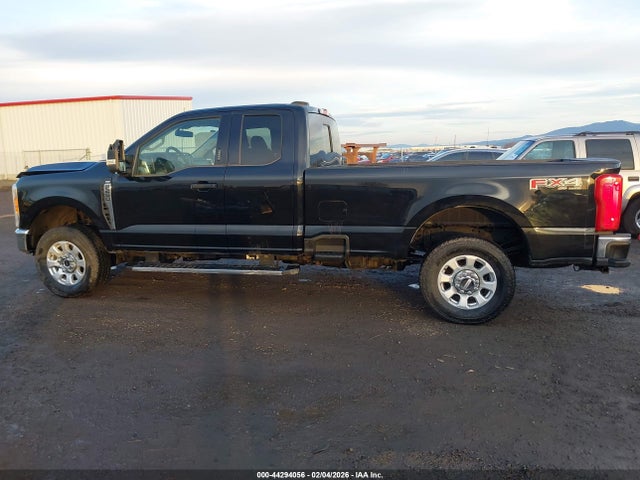 1FT8X2BN5PEE13211 Ford F-250 Xlt