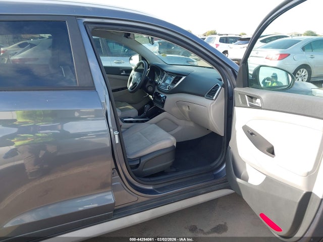 KM8J3CA43HU449011 Hyundai TUCSON SE