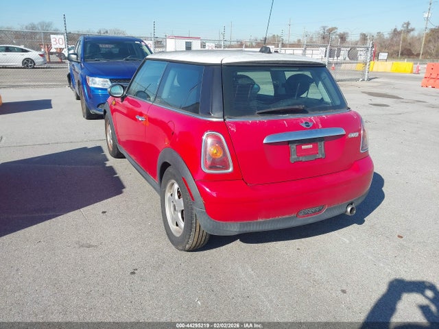 2008 MINI COOPER WMWMF33588TT67812 Photo 2