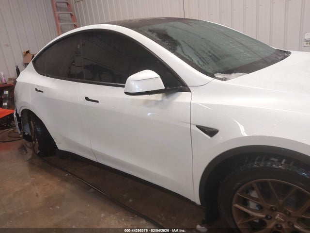 44295375 :رقم المزاد ، 7SAYGDEE5TF323155 vin ، 2026 Tesla Model Y مزاد بيع
