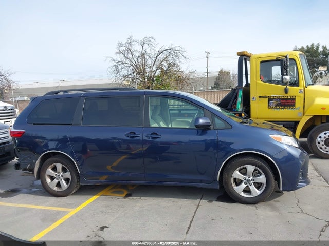 Toyota Sienna Le 8 Passenger 2018 5TDKZ3DC2JS917041 Image 14