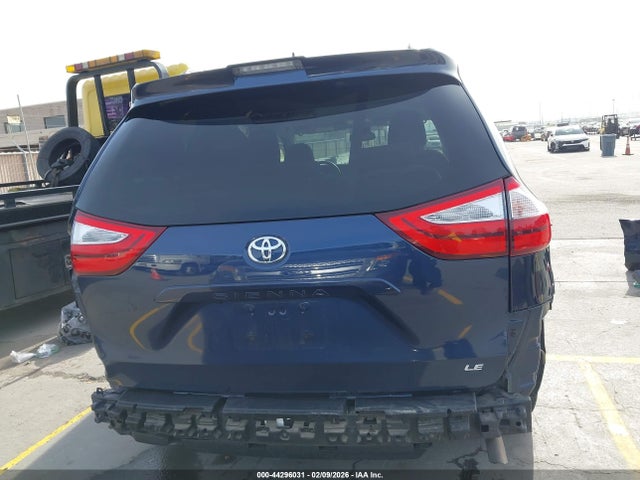 Toyota Sienna Le 8 Passenger 2018 5TDKZ3DC2JS917041 Image 17