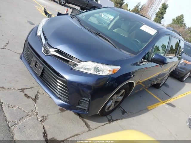 Toyota Sienna Le 8 Passenger 2018 5TDKZ3DC2JS917041 Image 2