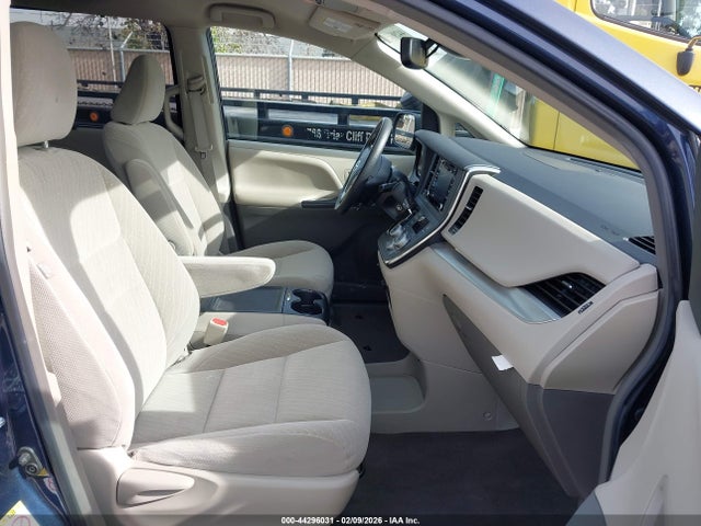 Toyota Sienna Le 8 Passenger 2018 5TDKZ3DC2JS917041 Image 5