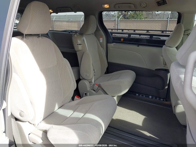 Toyota Sienna Le 8 Passenger 2018 5TDKZ3DC2JS917041 Image 8