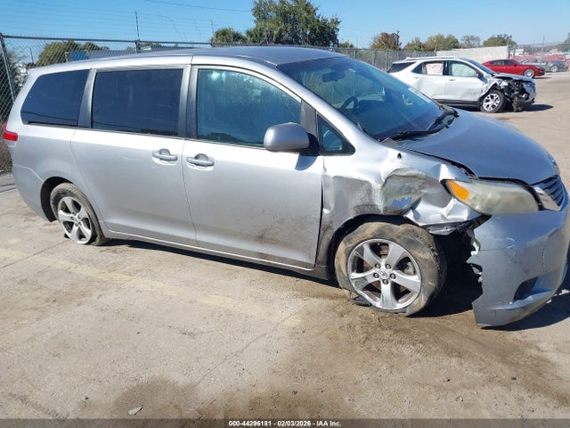 44296181 :رقم المزاد ، 5TDKA3DC4CS015095 vin ، 2012 Toyota Sienna Le 8 Passenger مزاد بيع
