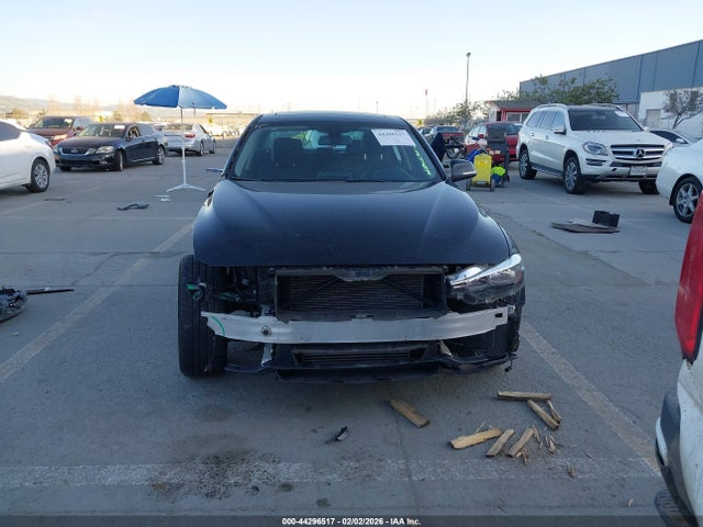 WBA8E1G57HNU14075 BMW 320i