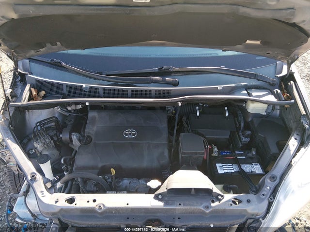 5TDYK3DC8FS563788 Toyota Sienna Xle 8 Passenger