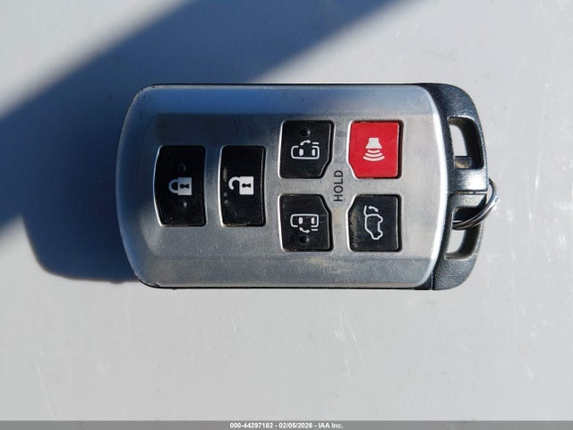 5TDYK3DC8FS563788 Toyota Sienna Xle 8 Passenger