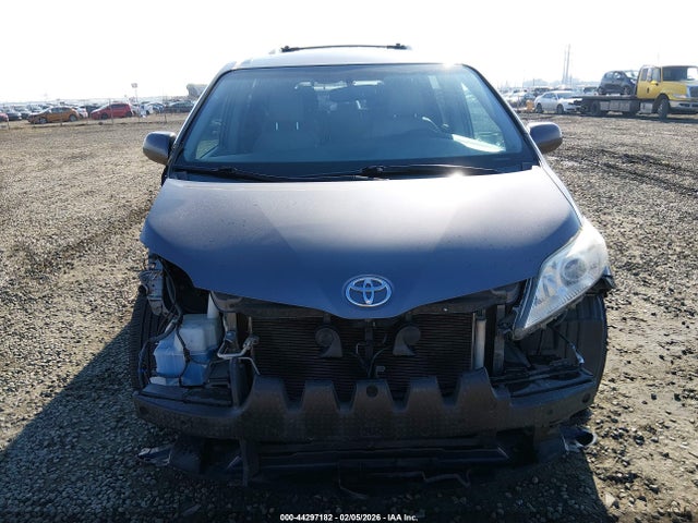 5TDYK3DC8FS563788 Toyota Sienna Xle 8 Passenger
