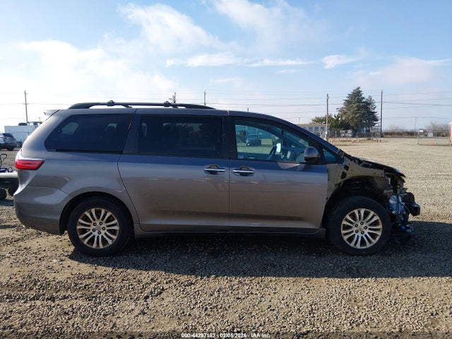 5TDYK3DC8FS563788 Toyota Sienna Xle 8 Passenger