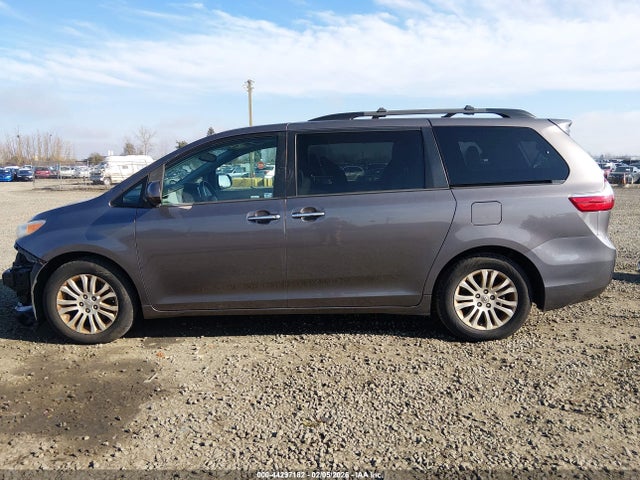 5TDYK3DC8FS563788 Toyota Sienna Xle 8 Passenger
