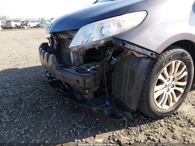 5TDYK3DC8FS563788 Toyota Sienna Xle 8 Passenger