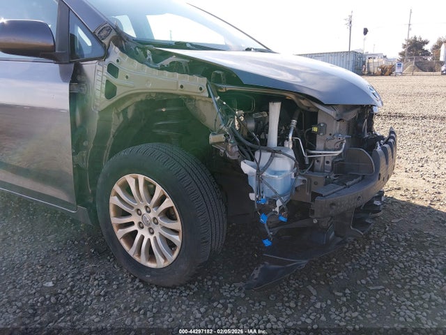 5TDYK3DC8FS563788 Toyota Sienna Xle 8 Passenger