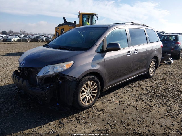5TDYK3DC8FS563788 Toyota Sienna Xle 8 Passenger