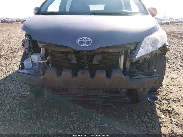 5TDYK3DC8FS563788 Toyota Sienna Xle 8 Passenger