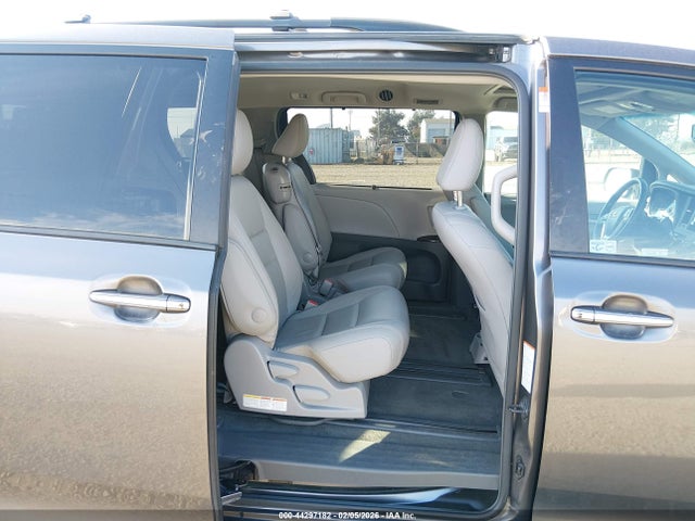 5TDYK3DC8FS563788 Toyota Sienna Xle 8 Passenger