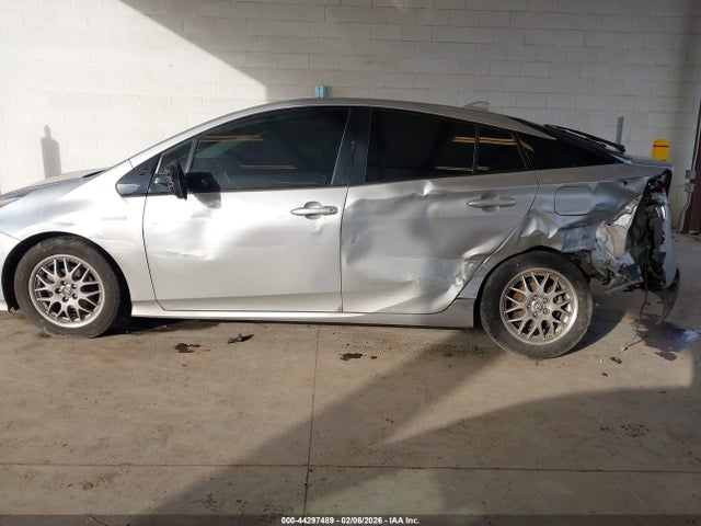 JTDKARFUXH3031853 Toyota Prius Four