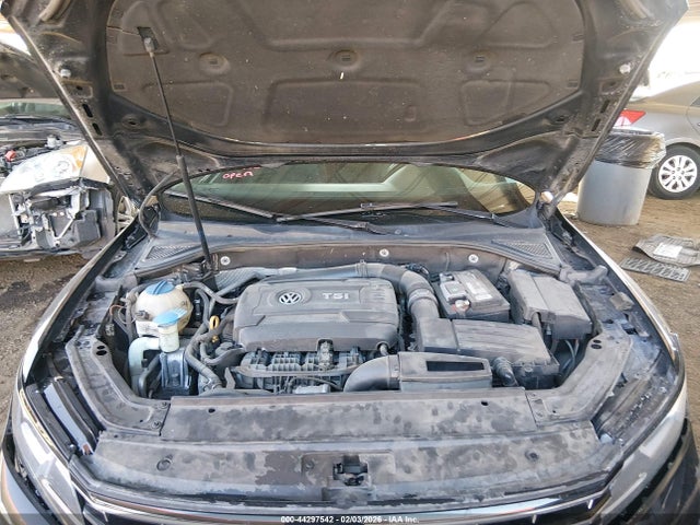 1VWDT7A3XHC056917 Volkswagen Passat 1.8t R-line