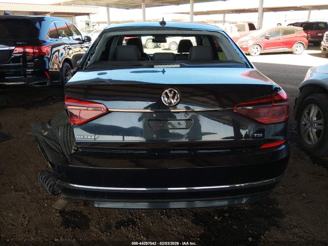 1VWDT7A3XHC056917 Volkswagen Passat 1.8t R-line