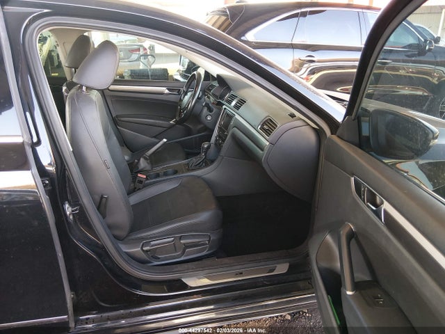 1VWDT7A3XHC056917 Volkswagen Passat 1.8t R-line