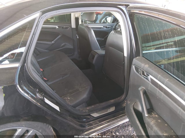 1VWDT7A3XHC056917 Volkswagen Passat 1.8t R-line