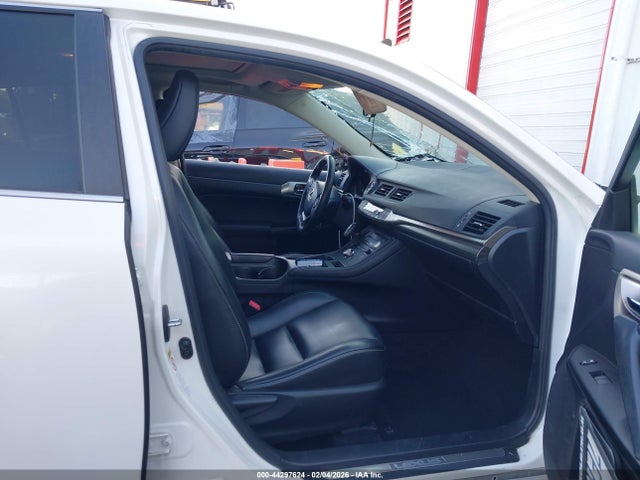 Lexus CT 200H 2014 JTHKD5BH2E2181657 Image 5