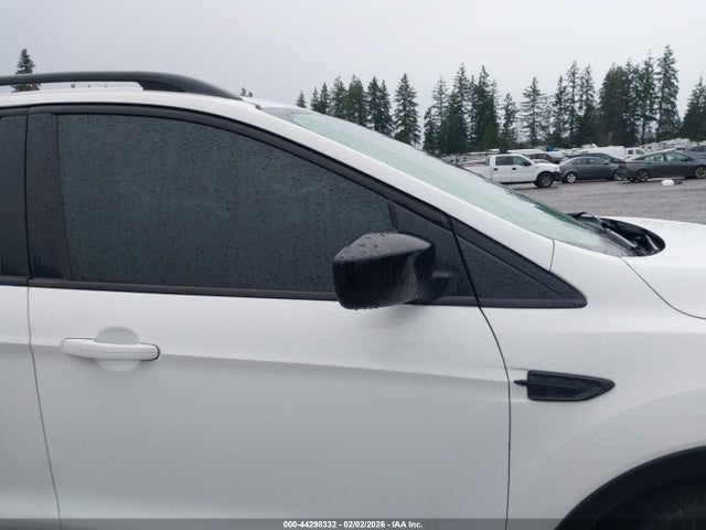 1FMCU9GD0JUC59818 Ford ESCAPE SE