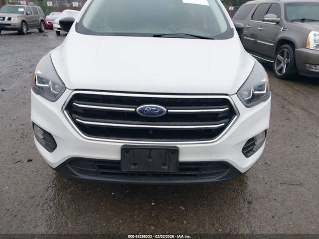 1FMCU9GD0JUC59818 Ford ESCAPE SE