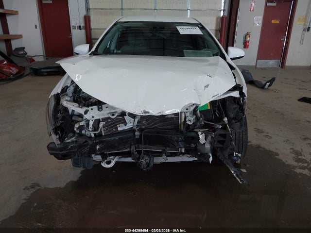 2T1BURHE8KC210064 Toyota COROLLA LE