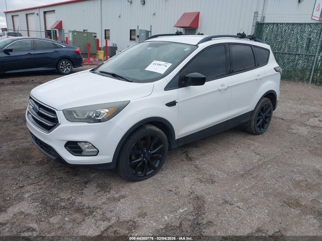 1FMCU0GDXHUA09525 Ford ESCAPE SE
