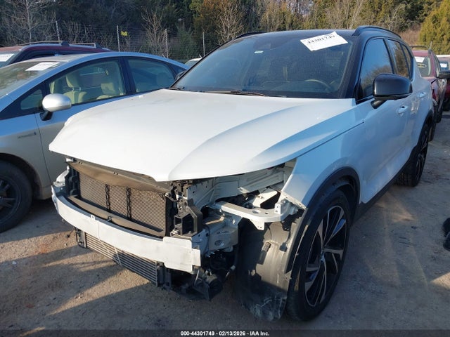 44301749 :رقم المزاد ، YV4AC2HM2N2642873 vin ، 2022 Volvo Xc40 T4 R-design مزاد بيع