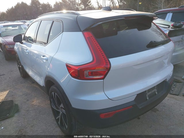 44301749 :رقم المزاد ، YV4AC2HM2N2642873 vin ، 2022 Volvo Xc40 T4 R-design مزاد بيع