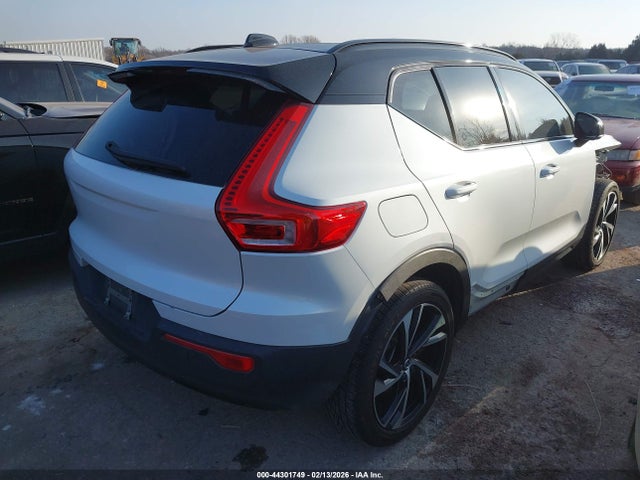 44301749 :رقم المزاد ، YV4AC2HM2N2642873 vin ، 2022 Volvo Xc40 T4 R-design مزاد بيع
