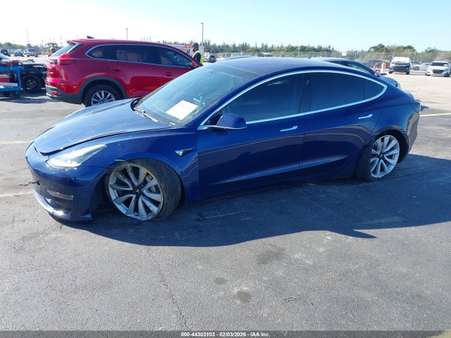 44303103 :رقم المزاد ، 5YJ3E1EA7JF006323 vin ، 2018 Tesla Model 3 Long Range/mid Range مزاد بيع