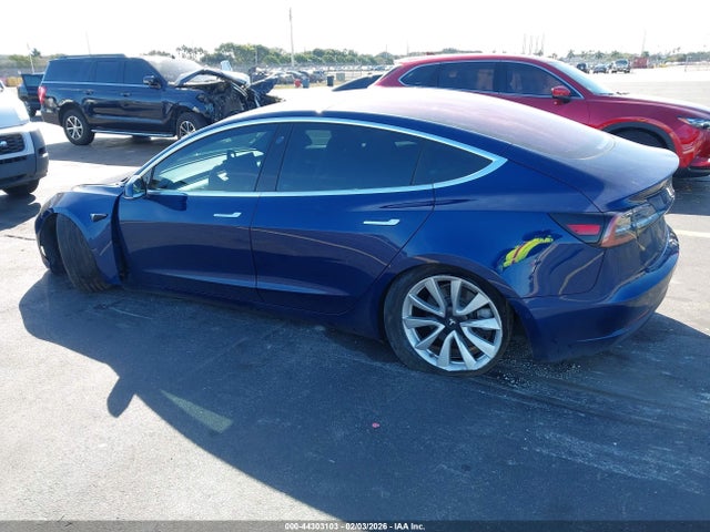 44303103 :رقم المزاد ، 5YJ3E1EA7JF006323 vin ، 2018 Tesla Model 3 Long Range/mid Range مزاد بيع