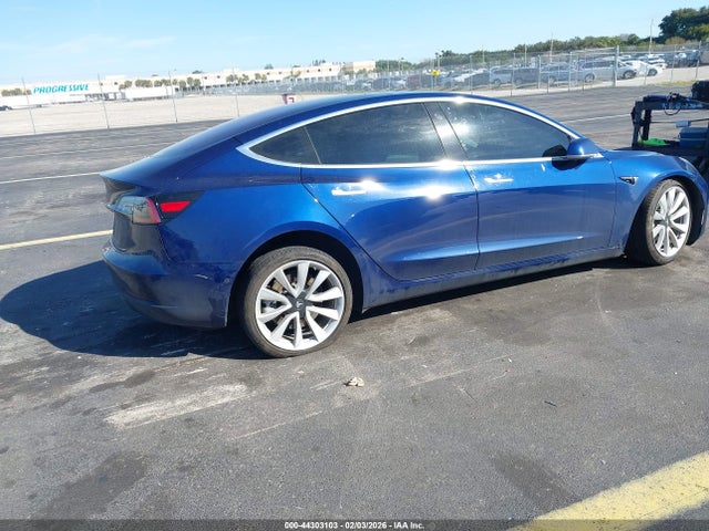 44303103 :رقم المزاد ، 5YJ3E1EA7JF006323 vin ، 2018 Tesla Model 3 Long Range/mid Range مزاد بيع