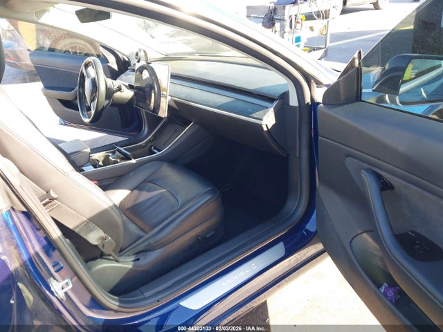 44303103 :رقم المزاد ، 5YJ3E1EA7JF006323 vin ، 2018 Tesla Model 3 Long Range/mid Range مزاد بيع