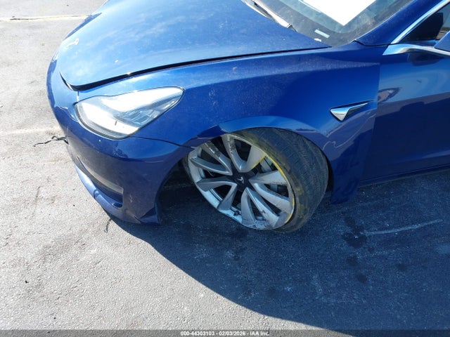 44303103 :رقم المزاد ، 5YJ3E1EA7JF006323 vin ، 2018 Tesla Model 3 Long Range/mid Range مزاد بيع