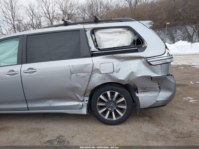 5TDJZ3DC8JS193156 Toyota Sienna Le 7 Passenger
