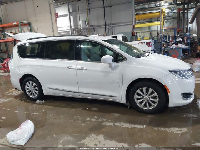 Продажа на аукционе авто 2017 Chrysler Pacifica Touring-l, vin: 2C4RC1BG7HR525931, номер лота: 44303385
