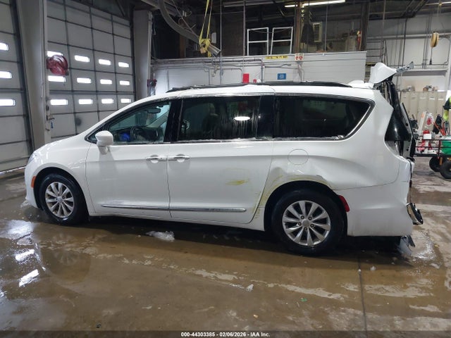 Продажа на аукционе авто 2017 Chrysler Pacifica Touring-l, vin: 2C4RC1BG7HR525931, номер лота: 44303385
