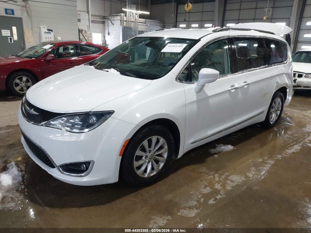 Продажа на аукционе авто 2017 Chrysler Pacifica Touring-l, vin: 2C4RC1BG7HR525931, номер лота: 44303385