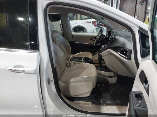 Продажа на аукционе авто 2017 Chrysler Pacifica Touring-l, vin: 2C4RC1BG7HR525931, номер лота: 44303385