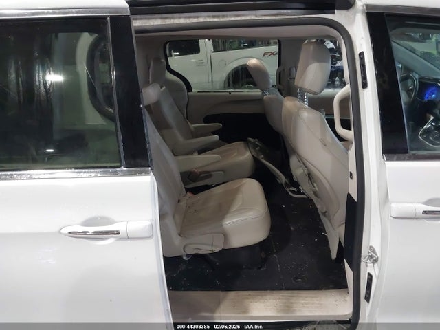 Продажа на аукционе авто 2017 Chrysler Pacifica Touring-l, vin: 2C4RC1BG7HR525931, номер лота: 44303385
