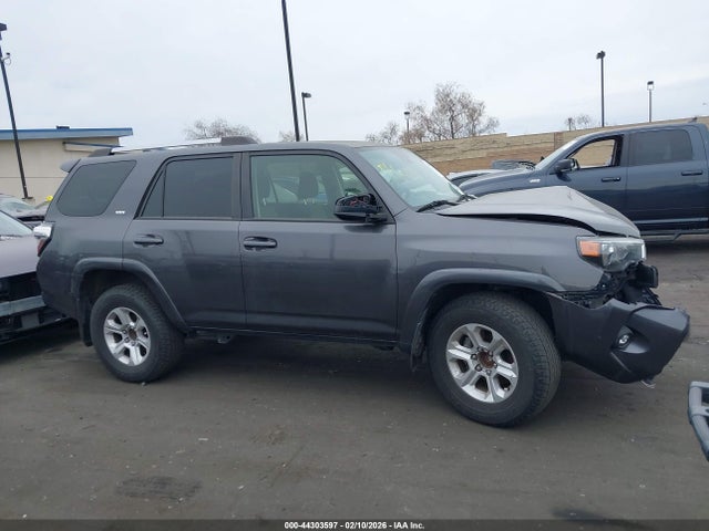 Toyota 4RUNNER SR5 2022 JTEEU5JR1N5267089 Image 30