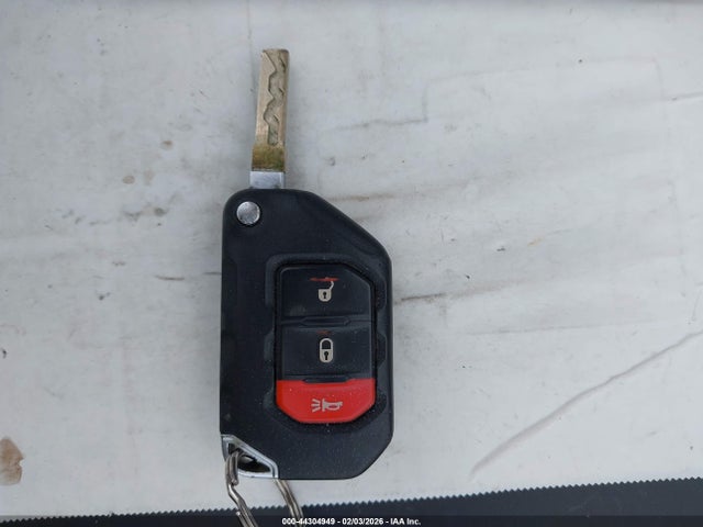 1C4HJXEG8KW529033 Jeep Wrangler Unlimited Sahara 4x4