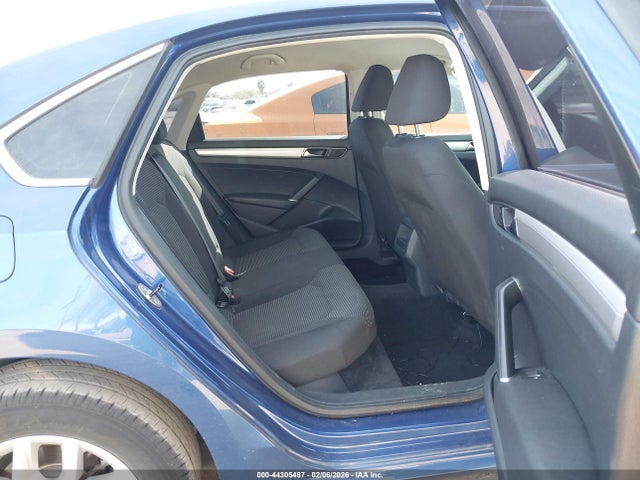 1VWAT7A39HC011342 Volkswagen Passat 1.8t S